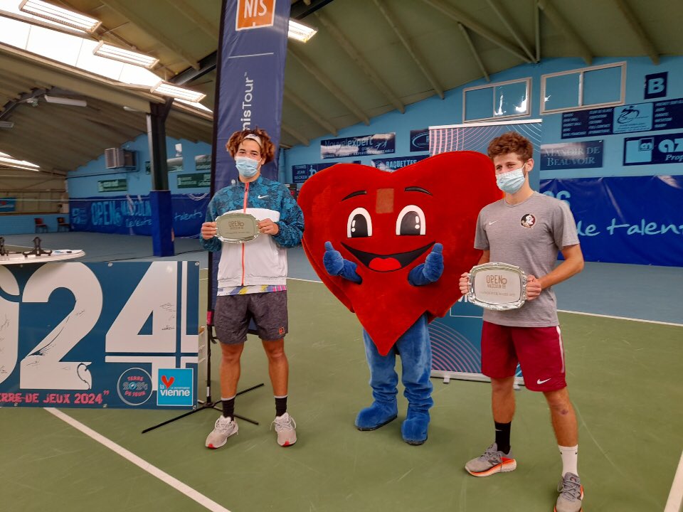 Jeu_Set_EtMatch's tweet image. [#ITF] Lucas #Poullain (n°459) 🇨🇵 s&apos;impose ce dimanche à #Poitiers (France, M15, indoor) ! Tête de série n°4, il a battu George #Loffhagen (n°936) 🇬🇧 en trois sets 6-2, 2-6, 6-2 en finale. C&apos;est là son 4ème trophée 🏆 en Futures, son 2ème en 2021.

(📸 : @departement86)
