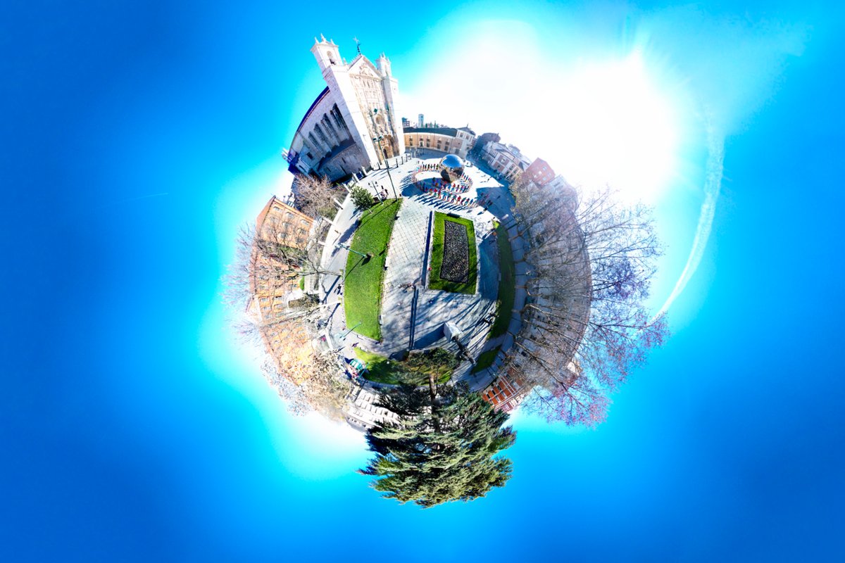 thegabarron's tweet photo. La Fundación Gabarrón lanza su experiencia completa de VR (Realidad Virtual) en formato 360 inmersivo.

https://t.co/TtaIyRDpfz

Esta VR corresponde a la exposición "Universo de Luz"  en Valladolid del 24.10.2020-10.01.2021

#UN75 #ONU75 #ForjandoNuestroFuturo #MiguelAngelZalama https://t.co/WlOB7tfHeK