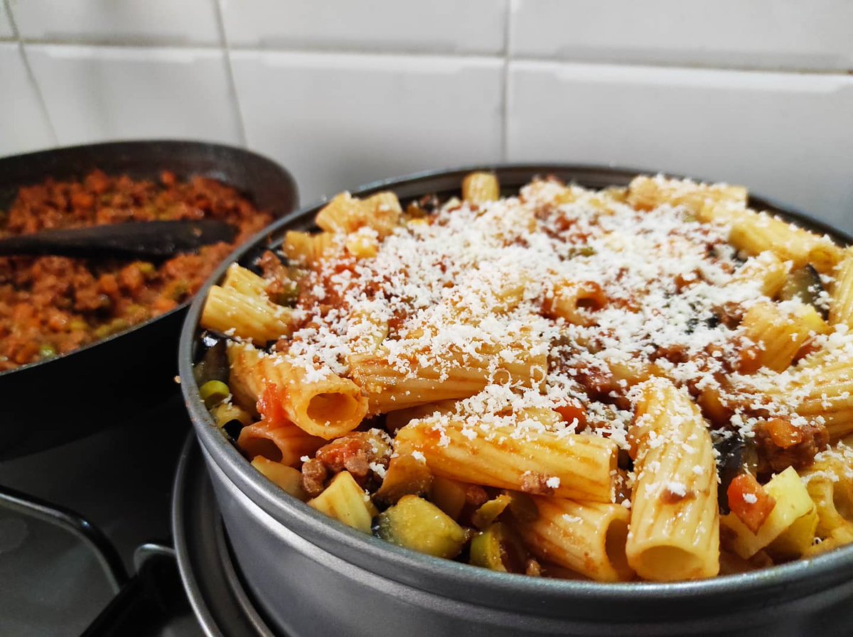 LaDietaMed's tweet photo. La domenica Γ¨ piΓΉ bella se a pranzo c'Γ¨ la PASTA AL FORNO ππ·π Croccante sopra, calda e filante dentro π #mirysfood #dietamediterranea #blogGZ #MangiaItaliano #ricetta #recipe #foodlover #foodphotography #foodporn #yummy #pastalover #pastaalforno #pranzodelladomenica #pranzo https://t.co/RfN5ucKuYd