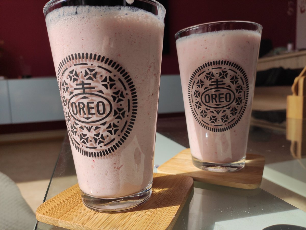 KazuFilms's tweet photo. Selfmade #milkshake time 😋 #erdbeere #milchshake #strawberry #trinken #sonne #sunnyday #yummy #lecker #getränke https://t.co/AjWoDZiGaM