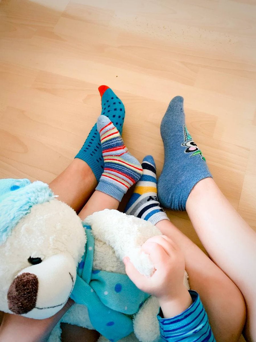 PoliceAcademy17's tweet photo. 🧦Різнобарвні шкарпетки з різних комплектів, які ви бачите сьогодні у стрічці — своєрідний символ інакшості. А також – символ підтримки людей із синдромом Дауна. Саме 2️⃣1️⃣ березня у всьому світі проходить акція #LotsOfSocks до Всесвітнього дня людини з синдромом Дауна. https://t.co/PcdTlQ50l3