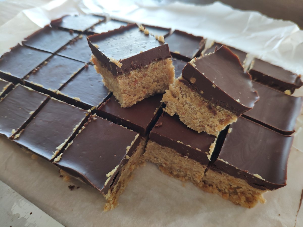 BenCouet's tweet photo. Barres crues au beurre de 🥜, 🍌 et 🍫
#cooking #instagram #food #snack #rawbars #vegan
https://t.co/TBHJyCpRpv https://t.co/L6t0DEtvev