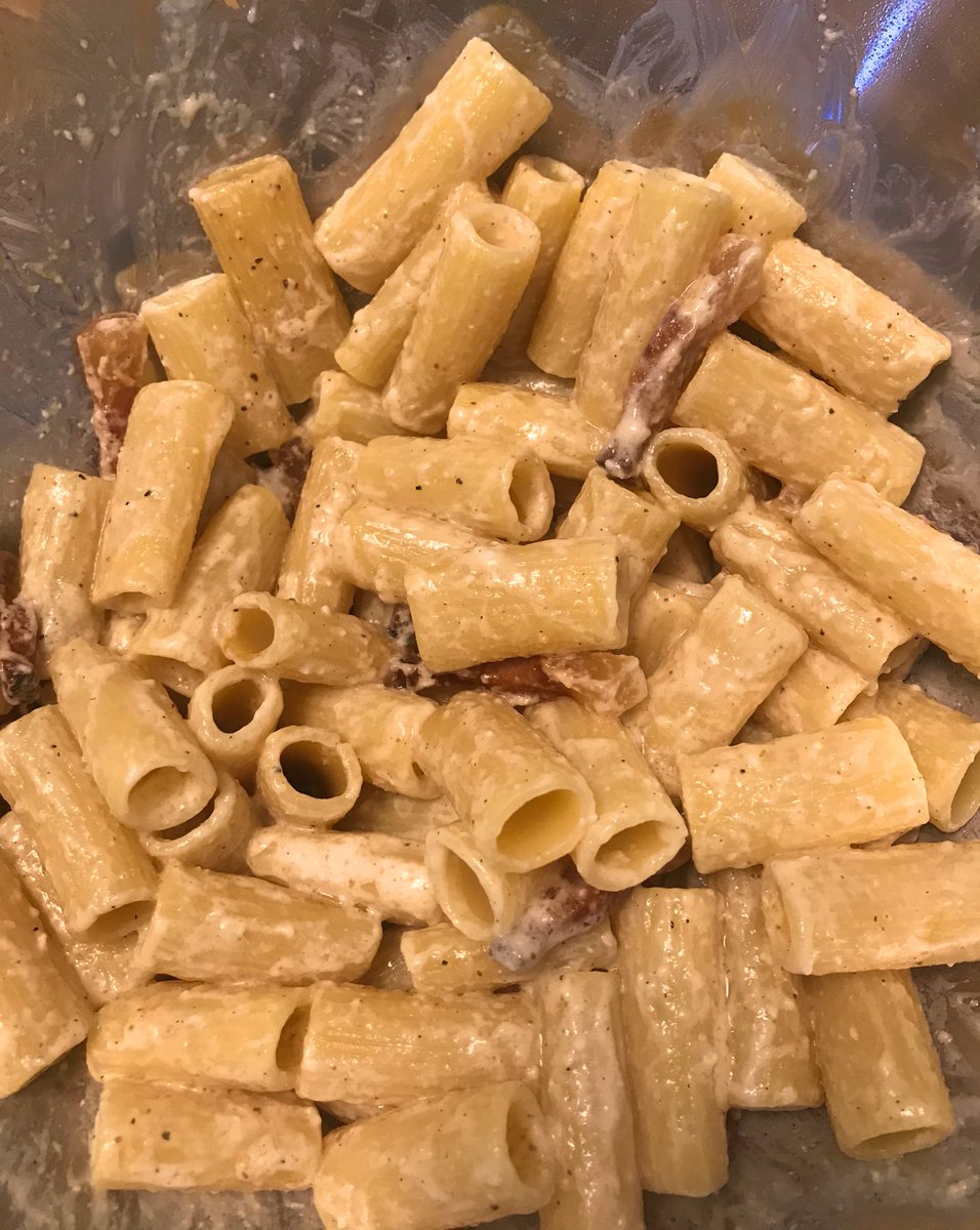 ExplorerLuiss's tweet photo. ma quanto è bona la #gricia? 
semplicissima: 🧀🧂🥓
#cucinatipicaroma #domenica

maccherone, m’hai provocato? Io me te magno! https://t.co/EqEAJoJcQq