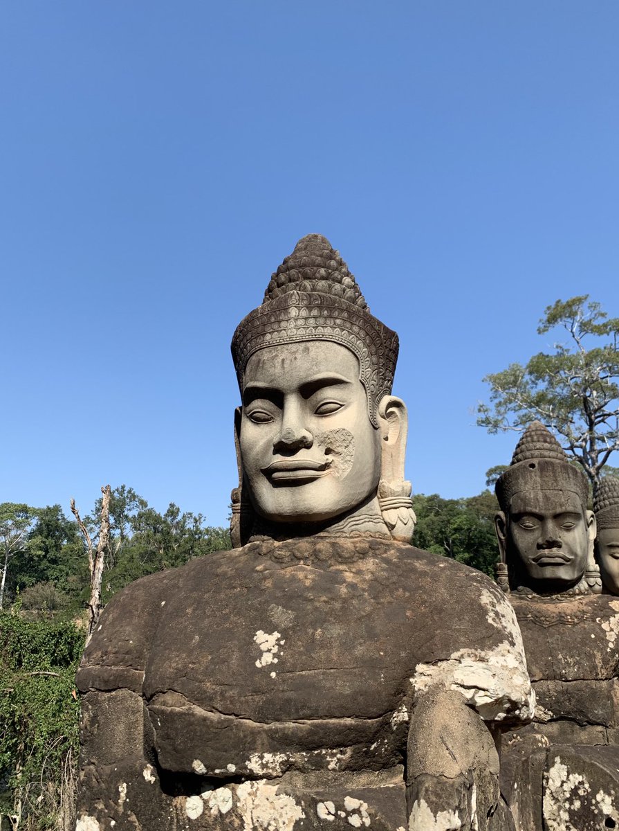 yochiruy's tweet photo. The soft, smooth pose of Apsara dance is perfect match to the dry Angkor ruins, It reminds us the prosperity of the ancient kingdom. #bayontemple #apsarasdance #angkorthom #siemreap #cambodia #アプサラダンス #アンコールトム #カンボジア🇰🇭 https://t.co/39kyHBsC5f