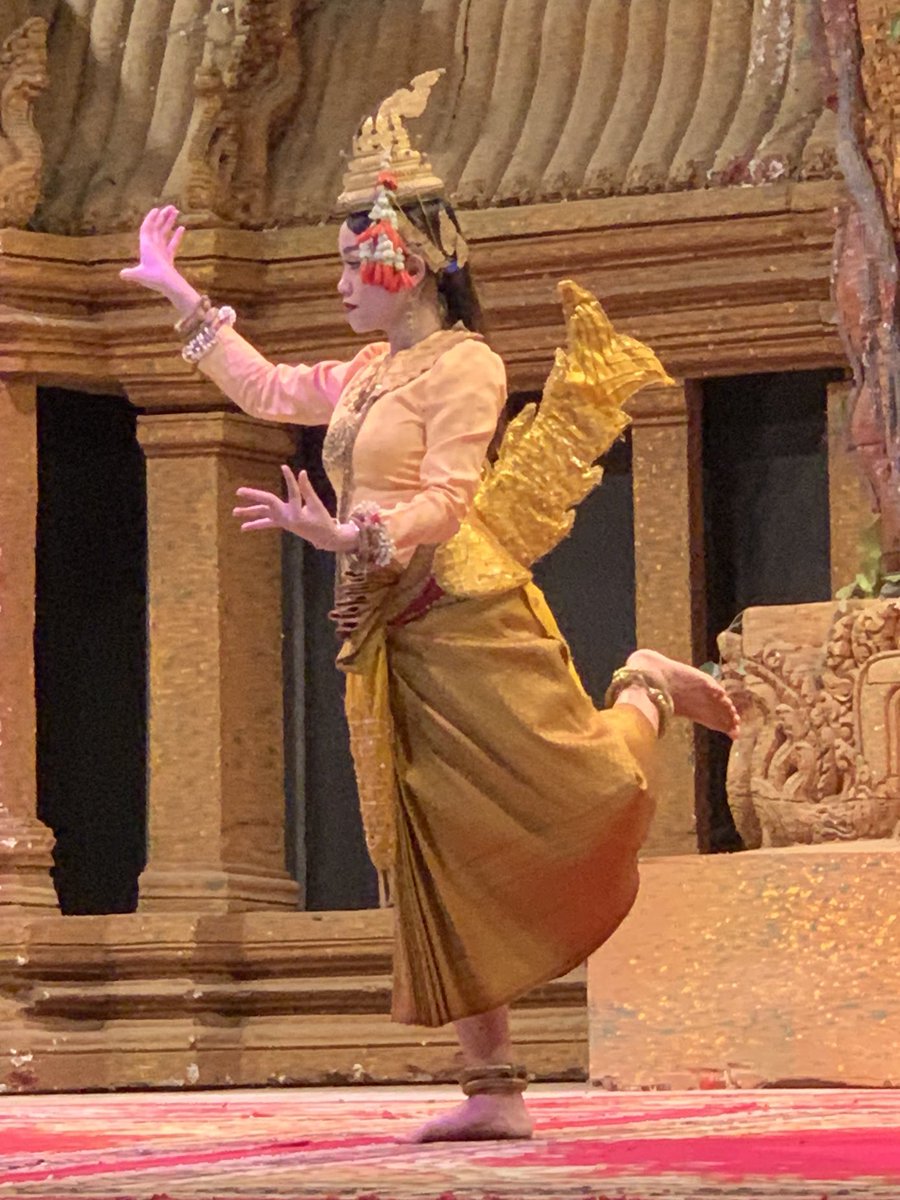 yochiruy's tweet photo. The soft, smooth pose of Apsara dance is perfect match to the dry Angkor ruins, It reminds us the prosperity of the ancient kingdom. #bayontemple #apsarasdance #angkorthom #siemreap #cambodia #アプサラダンス #アンコールトム #カンボジア🇰🇭 https://t.co/39kyHBsC5f