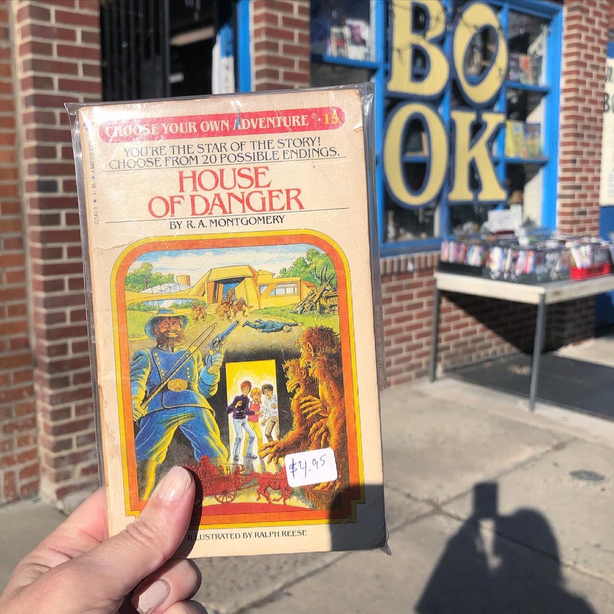 CharityJen's tweet photo. Side street bookstore FTW.
📚🙌
#bookshelvesfordays #likeakidinacandystore #chooseyourownadventure #memories https://t.co/f4r2FcZx1z
