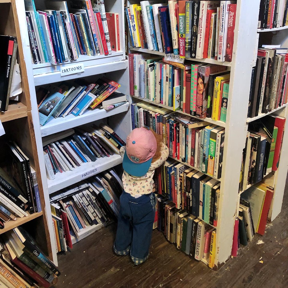 CharityJen's tweet photo. Side street bookstore FTW.
📚🙌
#bookshelvesfordays #likeakidinacandystore #chooseyourownadventure #memories https://t.co/f4r2FcZx1z