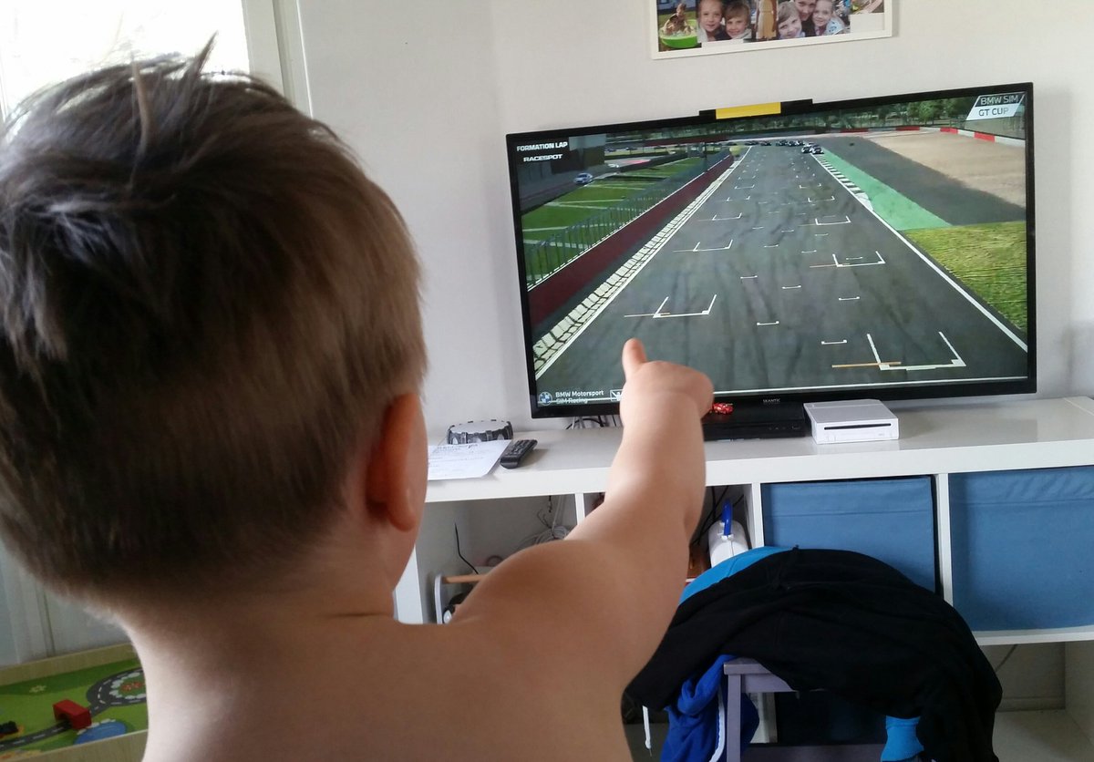 Two racingnerds watching more racingnerds 👀 #racingkid #simracing #BMWSIM #iRacing #sundaychill