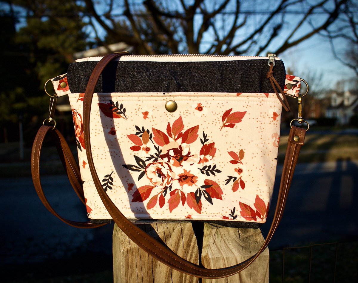 DunsinaneD's tweet photo. Hello spring!  Let’s celebrate with a lovely bag.  On Etsy now!  https://t.co/oks7bWro03 #handmadegifts #springflorals #spring #crossbody #waxedcanvas #handmadepurae #isew #pennsylvania #crossbodypurse @ArtGalleryFab https://t.co/2INpR0mWQ4