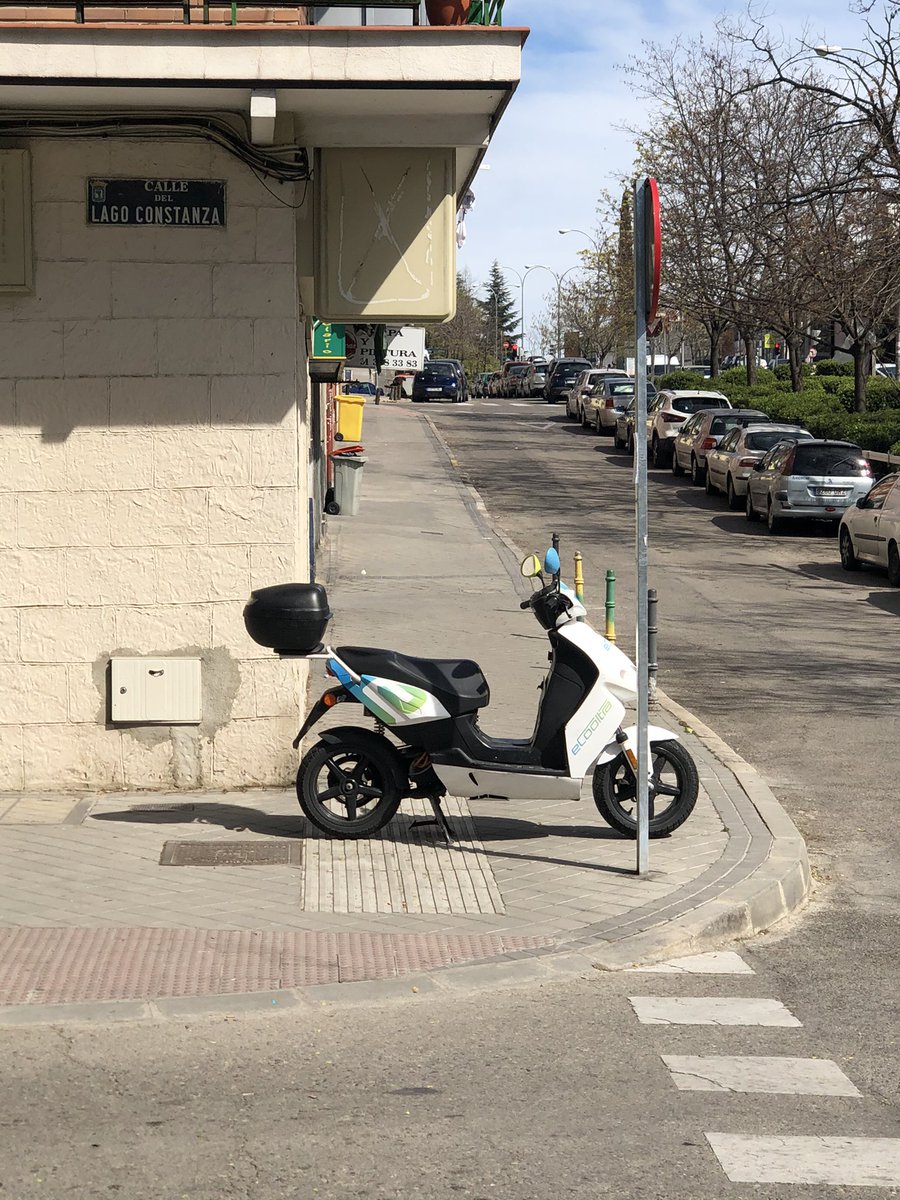 sergivudu's tweet photo. @e_Cooltra moto aparcada en C/ Francisco Villaespesa esquina Lago Constanza en Madrid sobre las 14:45. Espero que seáis un poco severos con la gente que usa vuestro servicio y no tiene ni un mínimo de idea de como circular ni como aparcar la moto. https://t.co/tDsQz3c01k