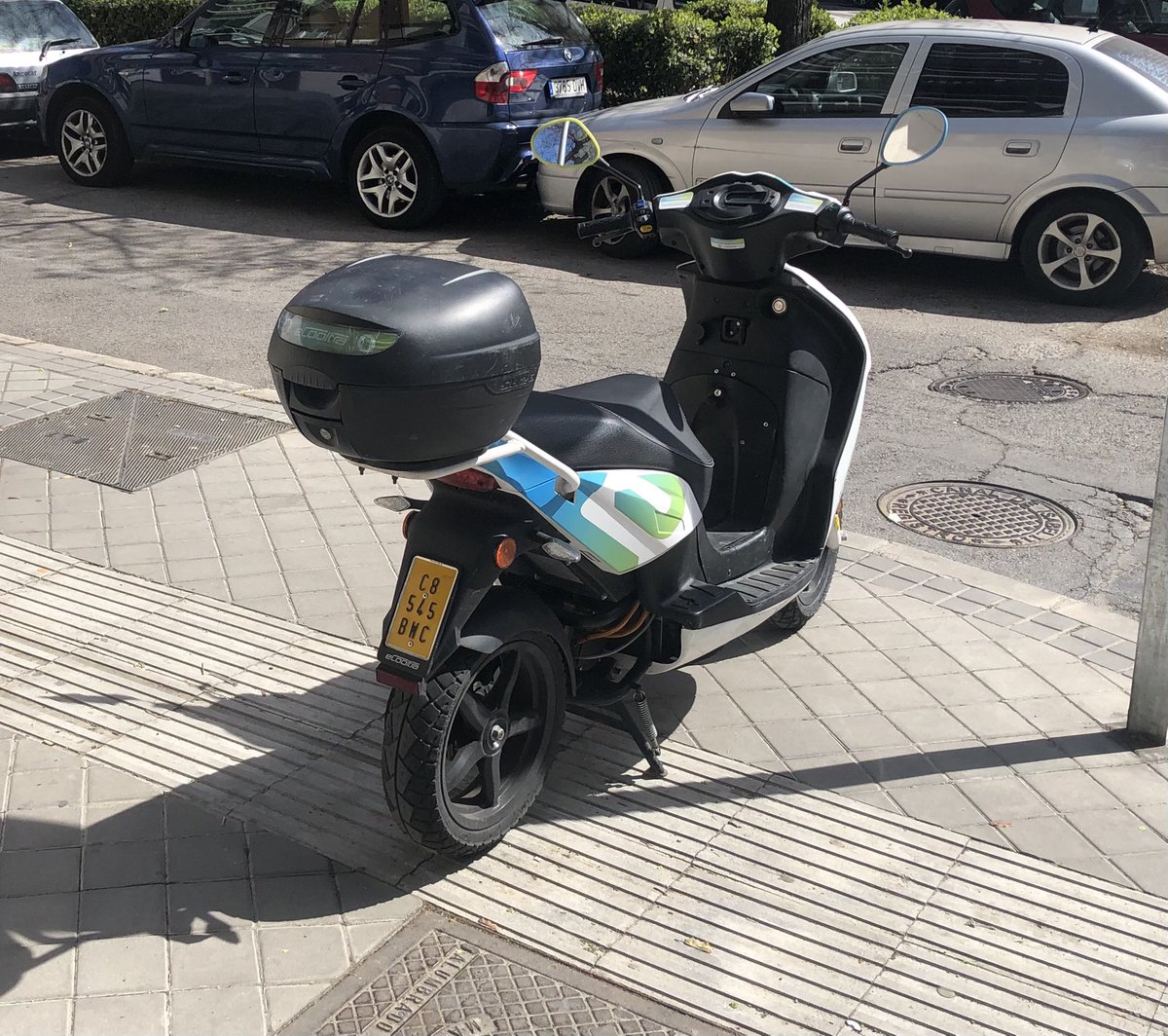 sergivudu's tweet photo. @e_Cooltra moto aparcada en C/ Francisco Villaespesa esquina Lago Constanza en Madrid sobre las 14:45. Espero que seáis un poco severos con la gente que usa vuestro servicio y no tiene ni un mínimo de idea de como circular ni como aparcar la moto. https://t.co/tDsQz3c01k