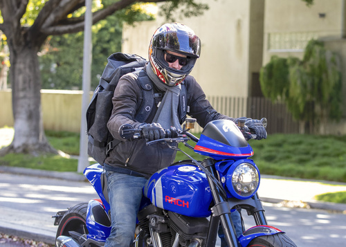 フロントロウ編集部 Twitterren フルフェイスのヘルメットにサングラスという完全防備姿でバイクに乗るも オーラによってスターであることがバレてしまうキアヌ リーブス そんなキアヌは過去に バイク事故で大ケガも経験している T Co Fnqabfxbay Twitter