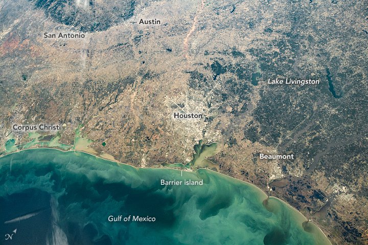 NASAEarth's tweet photo. An astronaut took this photo of the #Texas Gulf Coast showing its flat coastal wetlands, barrier islands, and inland woodlands. The photo centers on Houston, home to @NASA_Johnson, where astronauts live and train. https://t.co/oajZLVGmNR https://t.co/52ZoMXWwiL