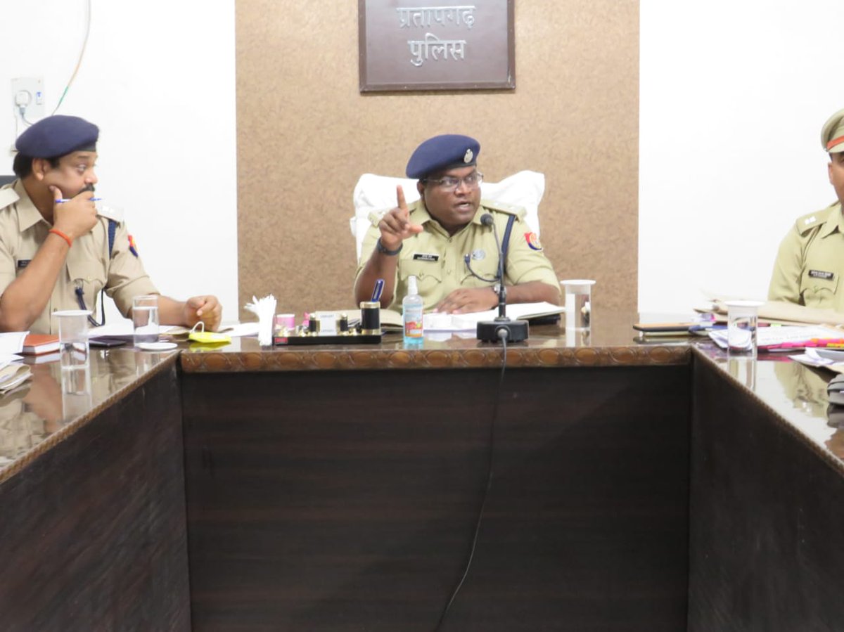pratapgarhpol's tweet photo. नवागत पुलिस अधीक्षक प्रतापगढ़ श्री सचिन्द्र पटेल द्वारा पुलिस लाइन स्थित सई काम्प्लेक्स में जनपद के समस्त राजपत्रित पुलिस अधिकारियों, थाना प्रभारियों व समस्त शाखा प्रभारियों के साथ की गई महत्वपूर्ण गोष्ठी एवं दिए गये आवश्यक निर्देश। @Uppolice @ADGZonPrayagraj @igrangealld https://t.co/W3cExJwUU3