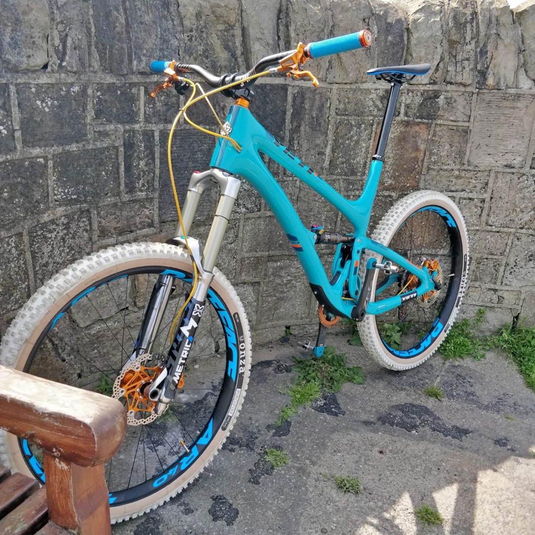Chain__Reaction's tweet photo. Wow Milan - what a bike!
Anyone rocking coloured tyres?
#onzatires #moregriptorip #swissperformance #hopecomponents #yetibikes #whitetires #mtbtires #mtbtyres https://t.co/6XmcF6rmNV