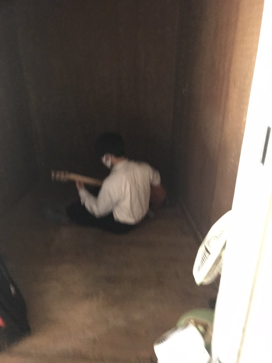EmcAsahino's tweet photo. 3/23旭野軽音部卒業ライブバンド紹介
⑪48回生バンド「おじサン。」@ojisan_0_ 
<バンドより>おじサン。が卒業ライブ出させてもらえることになりました��
よかったら見に来ちゃってもいいんですよ。 https://t.co/uOiBXO8GhO