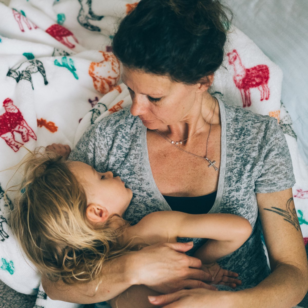 FeedingAmerica's tweet photo. "I'd spent many days going to sleep with an empty stomach, making sure he had all the food in the house. I don't know what we'd have done without the food from the pantry." You can help parents like DeAdra this #SingleParentDay. https://t.co/OuTTrgTLhZ https://t.co/rFILCf8kW2