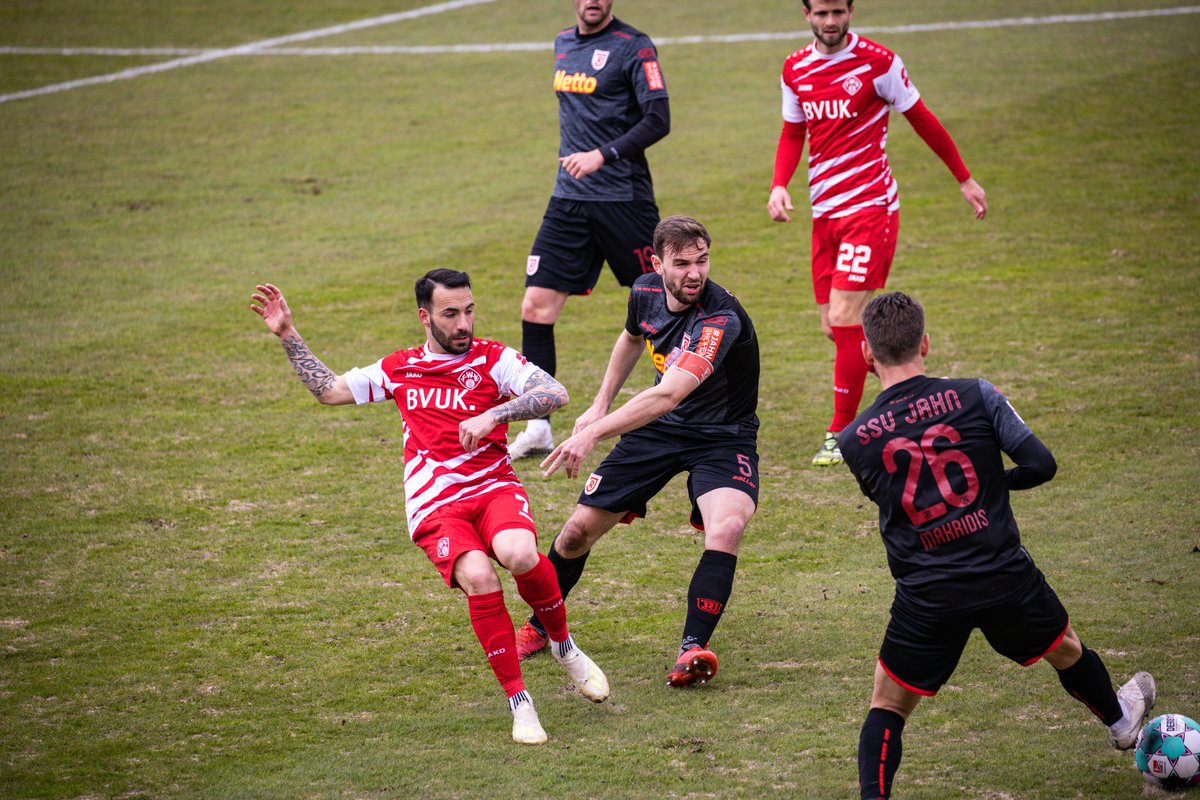SSVJAHN's tweet photo. 71´ Würzburg hält mit allen Mittel dagegen. Beide Teams schenken sich aktuell nichts. Kann die #Jahnelf noch einmal zulegen?
#FWKSSV 1:0 https://t.co/aCLJyFwrTa