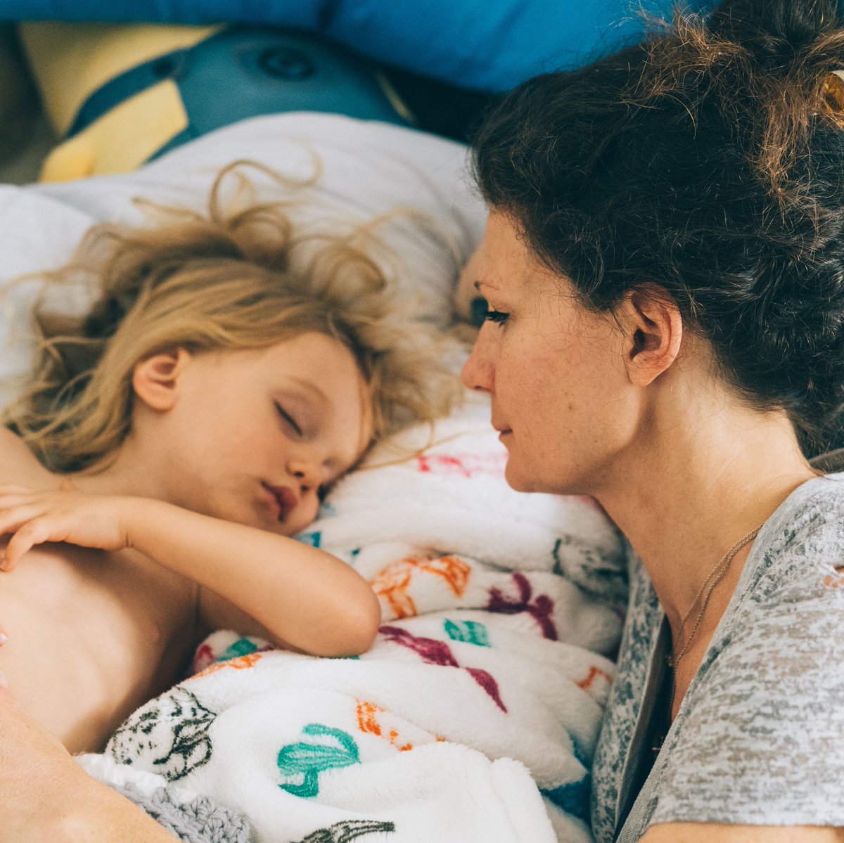 FeedingAmerica's tweet photo. "I'd spent many days going to sleep with an empty stomach, making sure he had all the food in the house. I don't know what we'd have done without the food from the pantry." You can help parents like DeAdra this #SingleParentDay. https://t.co/OuTTrgTLhZ https://t.co/rFILCf8kW2