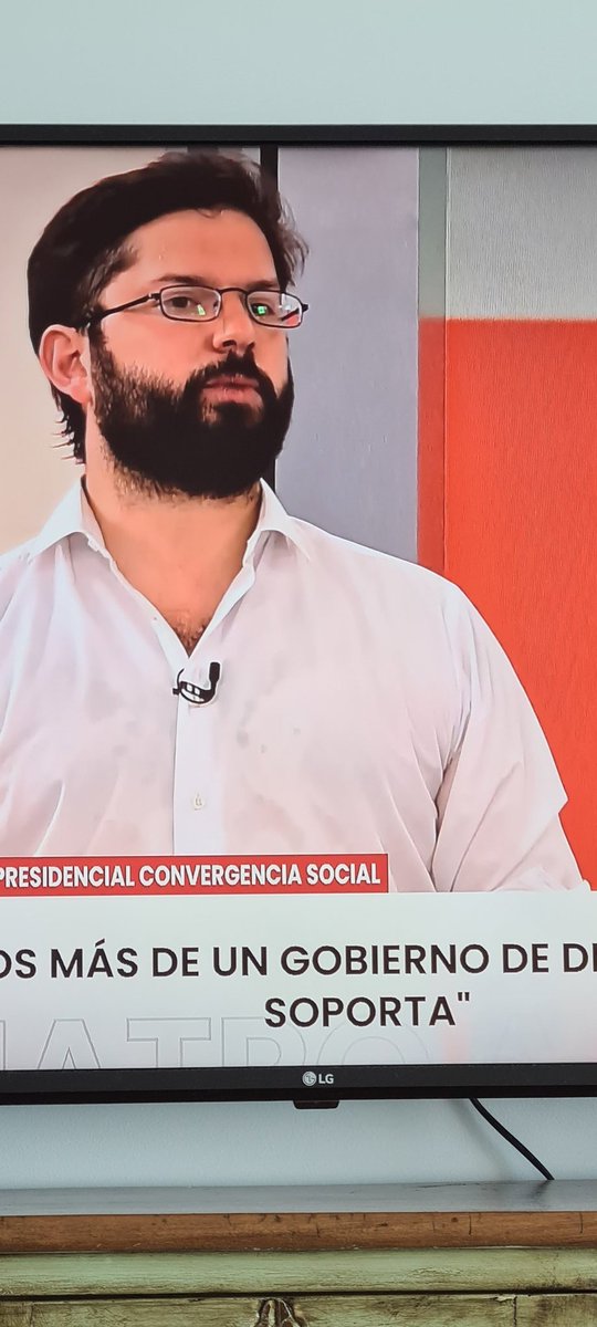 MonjaUC's tweet photo. A este lo llaman a la tele y habla puras weas, se llega a poner nervioso, mira como transpira el 🐷 #MesaCentral https://t.co/TObYI0rnaj