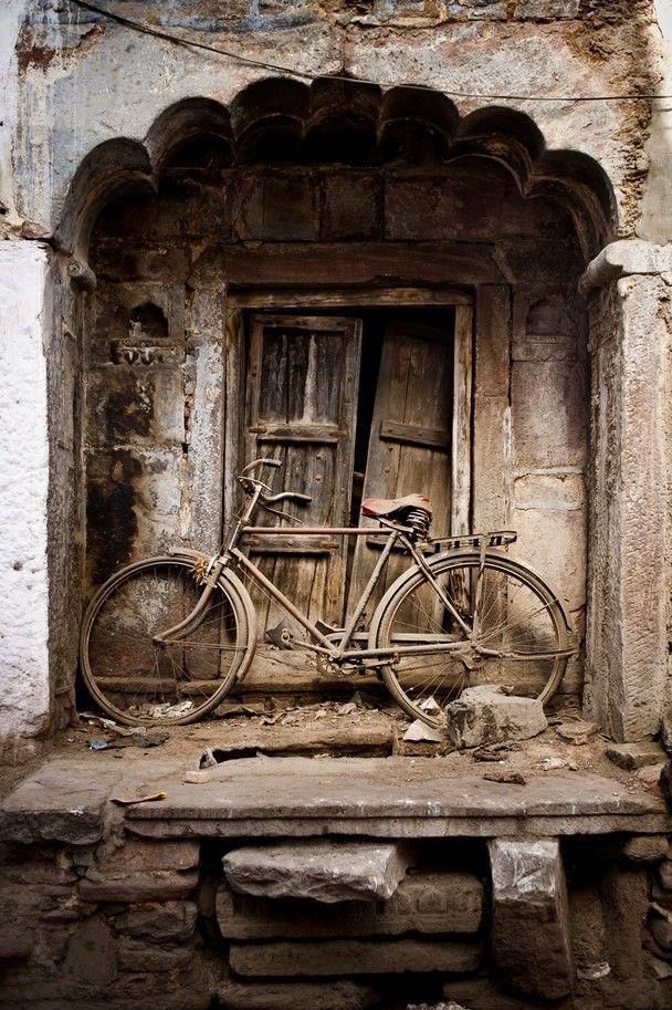 theerthapathi's tweet photo. Once a Palace
with all the royal features 

Affluent people 
Enhanced its prestige 

Extravaganza lived here

Yet it didn’t last long

Social chaos 
deserted its elegance

It’s now dilapidated

yet it’s existing - alive - it’s soul is born for life 

#orjay 1416: Born for Life https://t.co/TOkOjotBWo