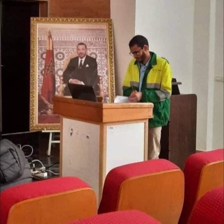 YBelhaissi's tweet photo. كلية العلوم والتقنيات ببني ملال..
طالب يناقش أطروحته لنيل الدكتوراه في مجال هندسة #البيئة، بزي عمال النظافة، عرفانا بما تقدمه هذه الفئة من خدمات في مجال حماية البيئة. بالتوفيق في مسارك المهني والأكاديمي🙏🇲🇦🇲🇦 https://t.co/3Mqqe7qrGh