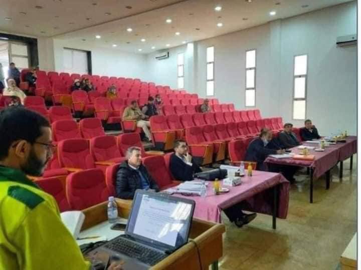 YBelhaissi's tweet photo. كلية العلوم والتقنيات ببني ملال..
طالب يناقش أطروحته لنيل الدكتوراه في مجال هندسة #البيئة، بزي عمال النظافة، عرفانا بما تقدمه هذه الفئة من خدمات في مجال حماية البيئة. بالتوفيق في مسارك المهني والأكاديمي🙏🇲🇦🇲🇦 https://t.co/3Mqqe7qrGh