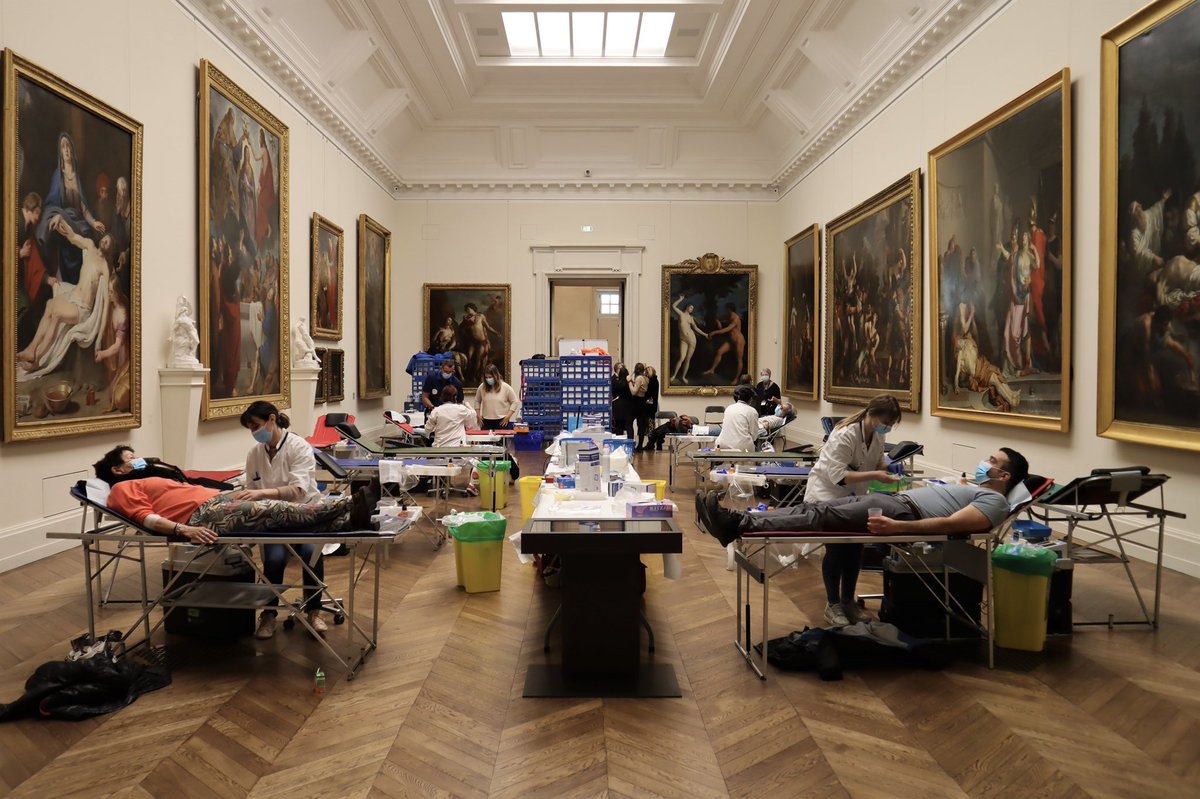 pedromorgado's tweet image. A doação de sangue em Dijon (França) é efectuada no Museu de Belas Artes enquanto se contemplam obras primas da arte mundial. Que ideia genial!