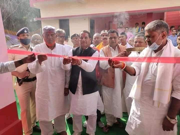 आज दिनांक-21-03-2021 को काराकाट लोकसभा के जन जन के नेता लोकप्रिय माननीय सांसद आदरणीय श्री महाबली सिंह जी ने दाउदनगर प्रखण्ड के ग्राम-अरई में पशु सेट का उद्धघाटन करते हुए।