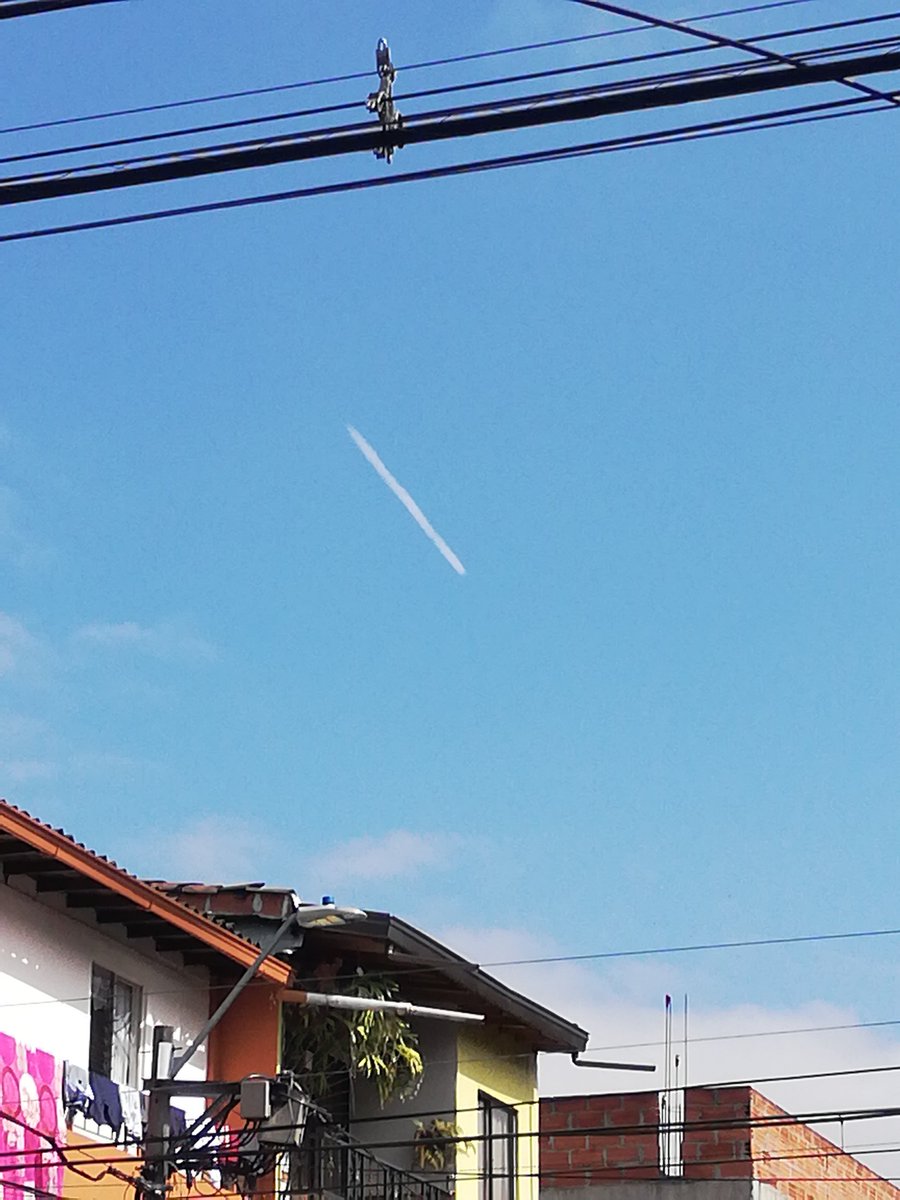 Ghetto_Bluez's tweet photo. Al occidente de Medellín parece que madrugaron a rociarnos con quien sabe qué. #chemtrails https://t.co/9ra4MxkKoR