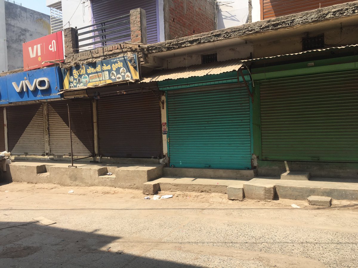 aapnusanjeli's tweet photo. સંજેલીમાં રવિવારના દિવસે વેપારીઓએ દુકાનો સજ્જડ બંધ રાખી જિલ્લા સમાહર્તાના આદેશનું ચુસ્તપણે પાલન કર્યું હતું
સમાહર્તાના નિર્દેશનું અમલ કરીને દુકાનો રાબેતા મુજબ બંધ રાખી હતી
#aapnusanjeli #SundayClose
@CollectorDahod @InfoGujarat @DahodMahiti https://t.co/83CW5Q8bES