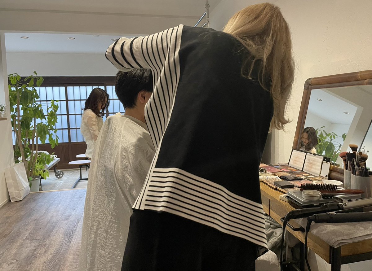 ninegraph's tweet photo. 仕事として初めて自分らしい写真を撮った日

周りのプロフェッショナルな人達がいたからできたことであり感謝しかない🙏🏻

もう周りに合わせるのは今日かぎり。

本日の主で動いた2人は会社にいた時とは全く違い、どれだけ組織の鎖に縛られてたのかと思うぐらい凄さを知った日でもあった。 https://t.co/mz0oiqiSU3