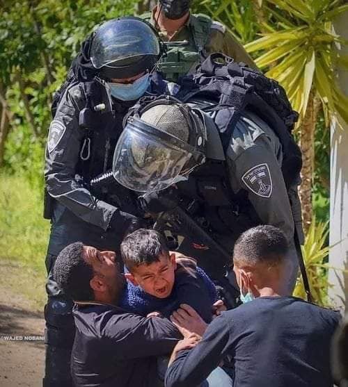 palinheart's tweet photo. Palestinian man holds his son while being evacuated from his land in the village of Alluban near Nablus, to secure israeli settlers who broke into Palestinian land to perform talmudic prayers. https://t.co/hw7p4uJETt