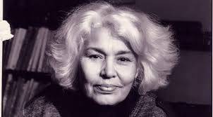 Muere #NawalElSaadawi, la pensadora feminista egipcia más destacada del S.XX. 

Tengo todos sus libros. Ha sido una guía para muchas desde Iraq hasta Mauritania. Me abrió los ojos hace años cuando la escuché decir: "No se puede ser feminista y aprobar el uso del velo.”