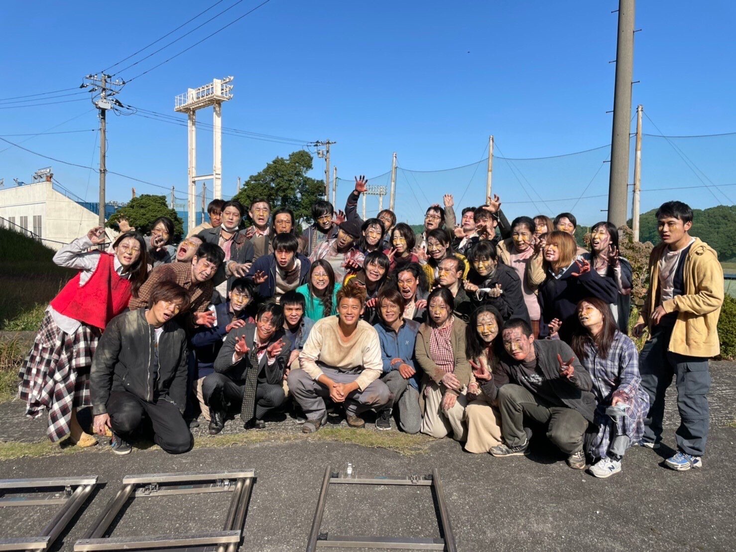 君と世界が終わる日に 公式 Season3 最後に 響 竹内涼真 とゴーレム ゾンビ さんたちの記念写真を まだ撮影が始まって間もない頃に撮った思い出の1枚です いつもありがとう ゴーレムさんたちも お疲れさまでした 君と世界が終わる