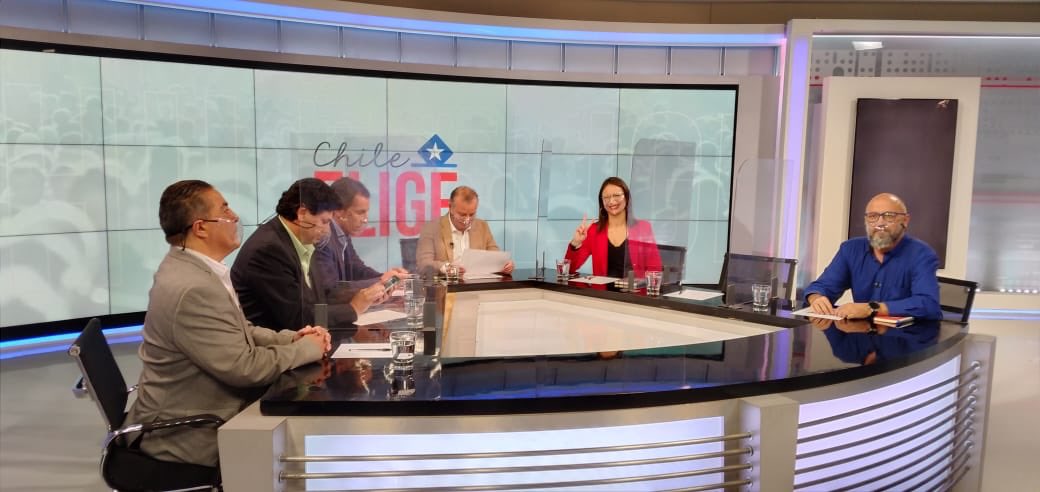 En esta mesa soy la única mujer y también la única electa en primarias por nuestros vecinos y vecinas. Represento un proyecto nacido desde los barrios de Santiago, somos #AlcaldíaConstituyente y vamos por un nuevo trato y un nuevo municipio para Santiago. #ChileElige2021