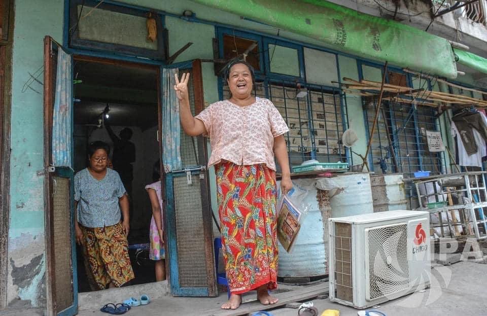 maytoekhine's tweet photo. Junta threatened Railway workers who took part in CDM to move out from their housings by Mar 25th. On top of having no income, these families will now also lose shelter.
So did this stop them from doing CDM?
These pictures will tell you.
#WhatsHappeningInMyanmar
#Mar21Coup https://t.co/WeqOOaLaFW