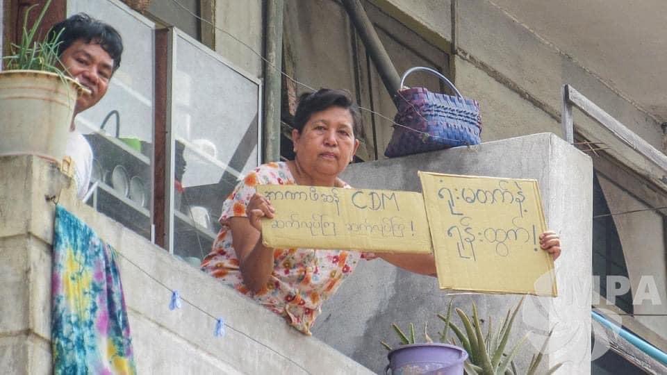 maytoekhine's tweet photo. Junta threatened Railway workers who took part in CDM to move out from their housings by Mar 25th. On top of having no income, these families will now also lose shelter.
So did this stop them from doing CDM?
These pictures will tell you.
#WhatsHappeningInMyanmar
#Mar21Coup https://t.co/WeqOOaLaFW