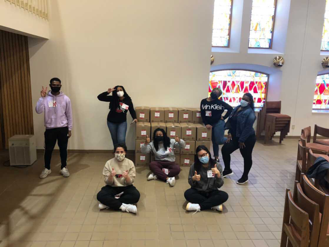 StudentLifeOSU's tweet photo. Meal Packing Day Two ✅

Huge shout out to our @MorrillScholars, brothers from @pilamohiostate, @osusigep, @deltasigosu, sisters from @OhioStateKKG and all the other #BeKind Buckeyes who helped pack meals for the members in our community facing food insecurity!

#BuckeyesGive https://t.co/l8eW86B1af