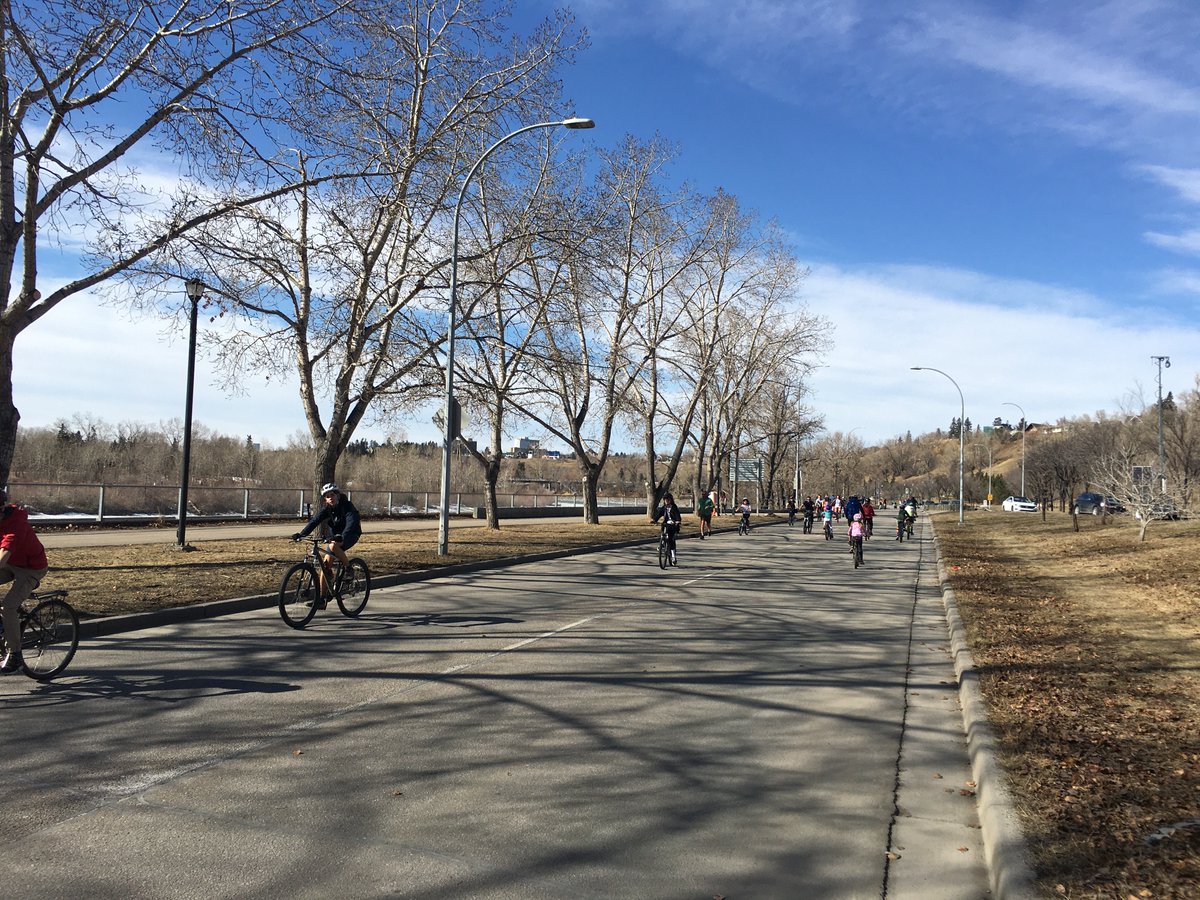 cityofcalgary's tweet photo. Reminder: Elbow Dr. SW – Northbound curb lane between 38 Ave. SW &amp; 4 St. SW is now an Adaptive Roadway for use by those who are walking/running/cycling &amp; is closed to motor vehicles 7 days/wk.

View a list of all Adaptive Roadways: https://t.co/xiQF1v1zyz https://t.co/eKGabY8i2T