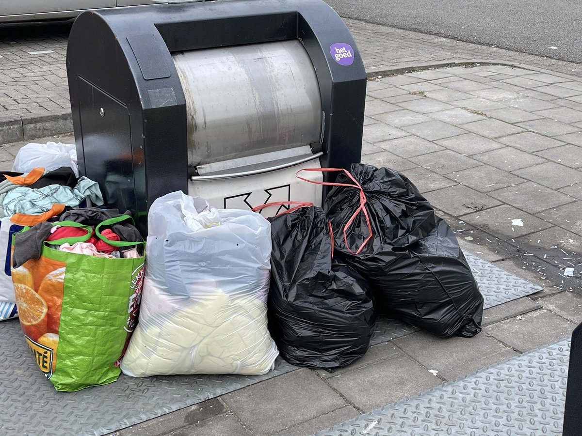 nahapiet's tweet photo. Beste @gemeentehengelo 

Ik heb zojuist weer een tocht langs afvalpunten moeten maken om het kwijt te kunnen.

Dit keer 3 locaties.

Al vind ik wat van de mensen die het dan maar naast de bak neerleggen. Je krijgt er begrip voor zo.

Maak de bakken aub vaker leeg. https://t.co/bCxugePuio