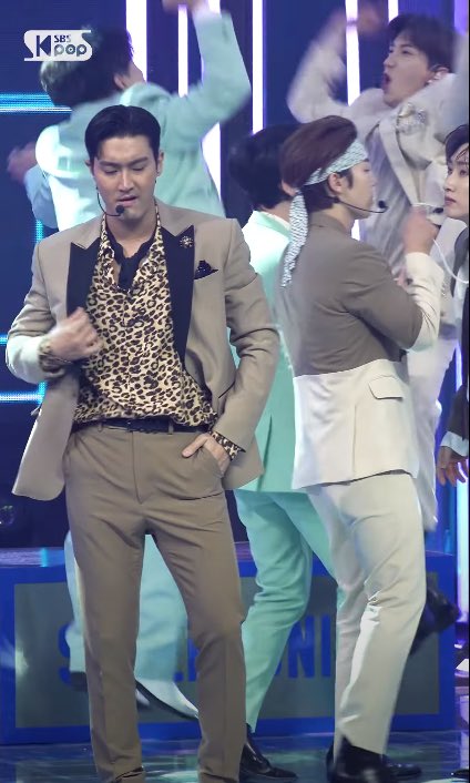 beamshyuk's tweet photo. So many things happen in this picture I can’t 😂😂😂😂 https://t.co/VJ04znR1w4