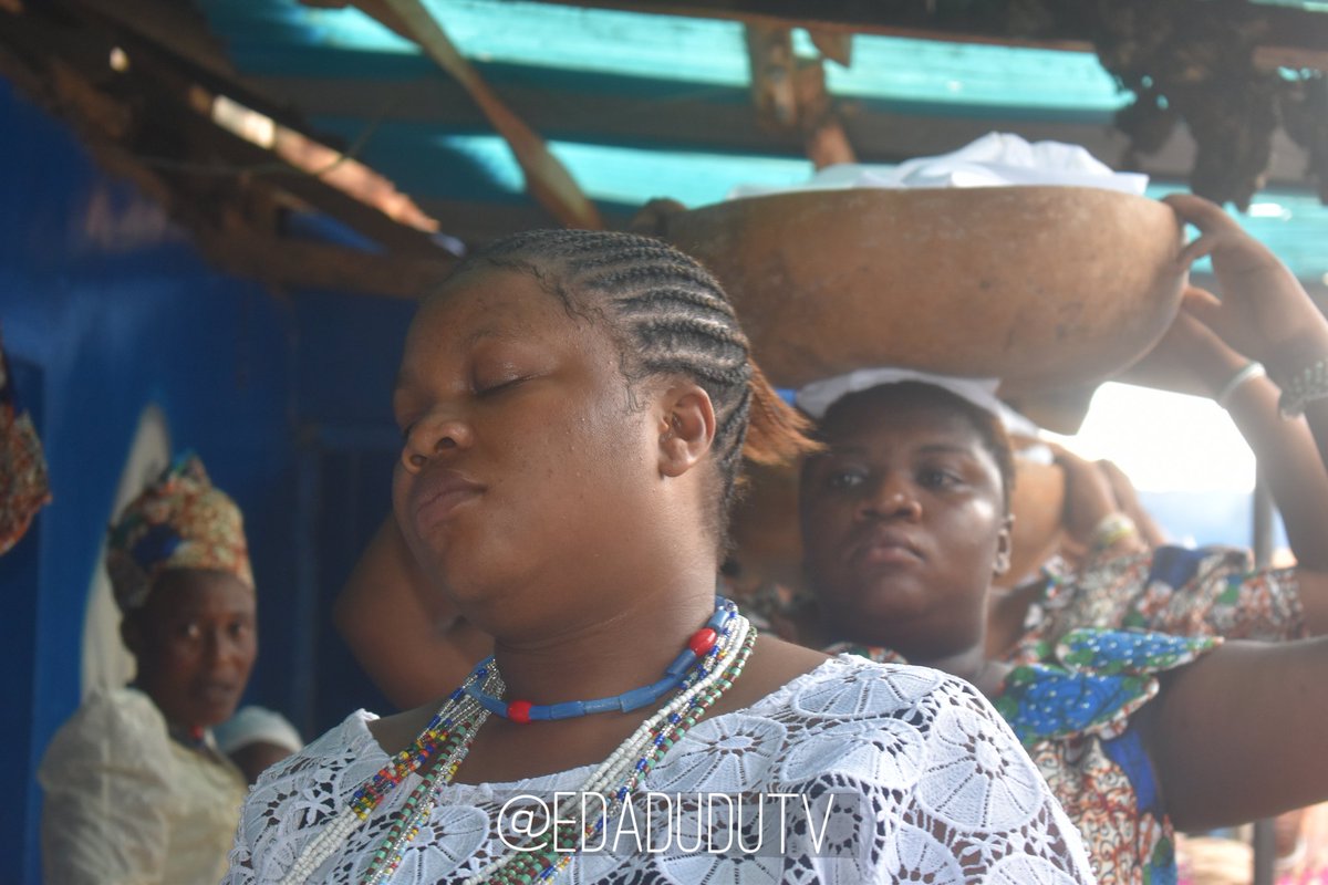 edadudutv's tweet photo. Àkííkà! Àṣẹ́ẹ́gẹ̀!! Some shots from Ìyálórìṣà @Ifawemimo Ẹgbẹ́làdé's Ẹgbẹ́ Festival at Pópó Yemọja (Ògùnlẹ́kí), Ìbàdàn. YORÙBÁ CULTURE AND TRADITION TO THE WORLD. 
#EdaDuduTV #PreserveAfrika #egbeorun #egbe #egbeeleriko #popoyemoja #iyalode #egbeiyalode #ereo #ibadan https://t.co/iaxQbP7iOJ