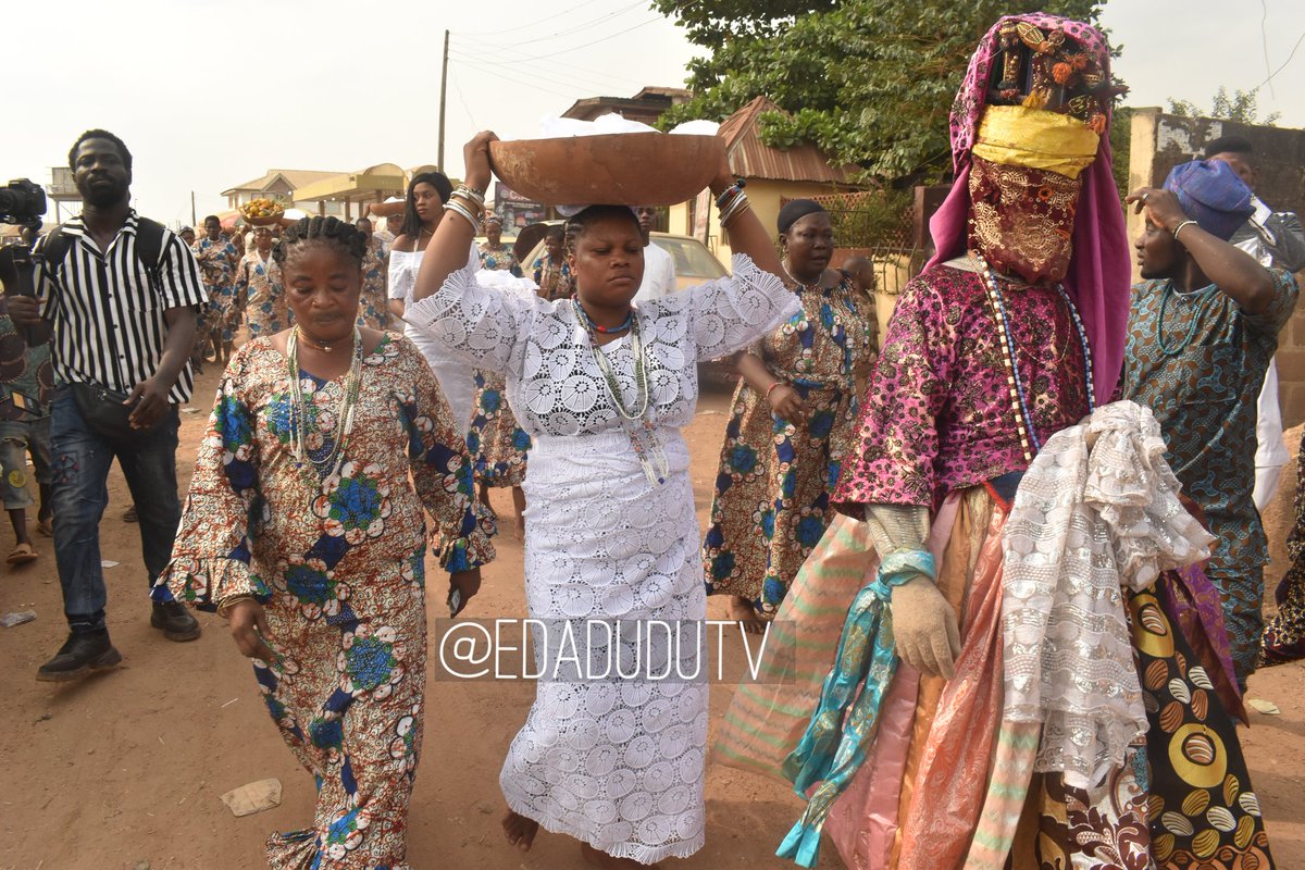 edadudutv's tweet photo. Àkííkà! Àṣẹ́ẹ́gẹ̀!! Some shots from Ìyálórìṣà @Ifawemimo Ẹgbẹ́làdé's Ẹgbẹ́ Festival at Pópó Yemọja (Ògùnlẹ́kí), Ìbàdàn. YORÙBÁ CULTURE AND TRADITION TO THE WORLD. 
#EdaDuduTV #PreserveAfrika #egbeorun #egbe #egbeeleriko #popoyemoja #iyalode #egbeiyalode #ereo #ibadan https://t.co/iaxQbP7iOJ