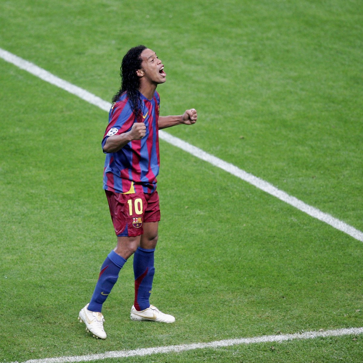 InvictosSomos's tweet photo. El único en toda la historia del juego que ha sido campeón del mundo, campeón de Champions, campeón de Libertadores, campeón de Copa América, campeón de Confederaciones y Balón de Oro. Ganar, divertirse, transmitir. Un artista del balón. Fútbol magia.

¡FELICES 41, @10Ronaldinho! https://t.co/hyt4eTlCED