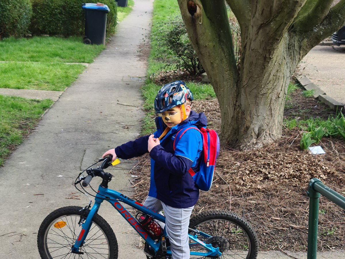chattyloopy's tweet photo. 92.3 miles !!! We are planning to finish next Saturday in the town park :-) 
Lion boy @yourharlow
 @ParadiseWLPark  @Purford_Green  @PassmoresAc  @ian_beckett https://t.co/IuwLKK2jkH