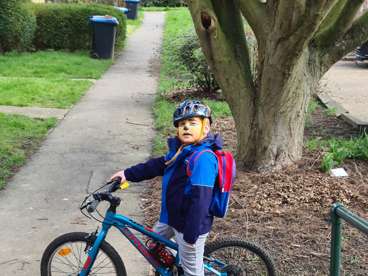 chattyloopy's tweet photo. 92.3 miles !!! We are planning to finish next Saturday in the town park :-) 
Lion boy @yourharlow
 @ParadiseWLPark  @Purford_Green  @PassmoresAc  @ian_beckett https://t.co/IuwLKK2jkH