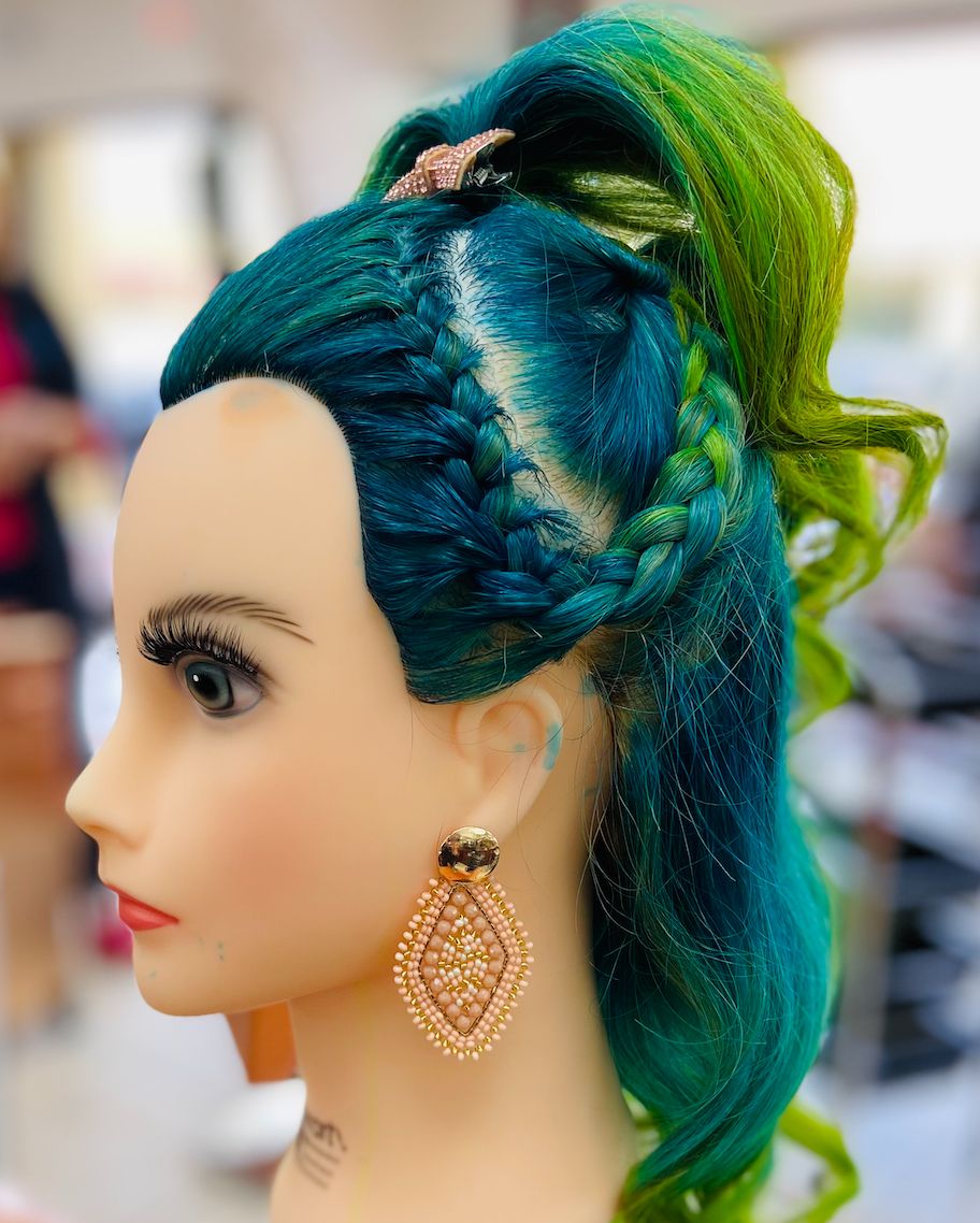 CelebritySFL's tweet image. This gorgeous look is giving us mermaid vibes! 🧜‍♀️ 🧜‍♂️  #CelebrityBeautySchool #studentlooks