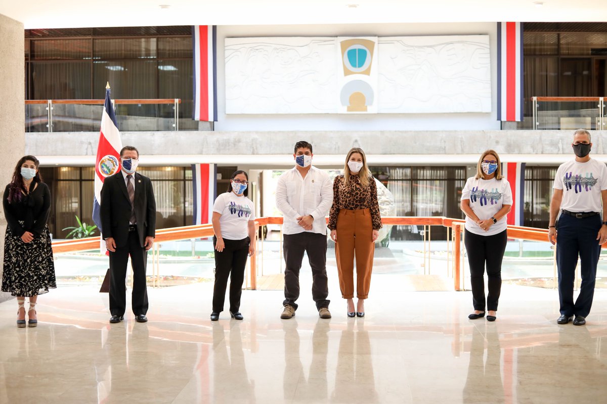 CarlosAlvQ's tweet image. 21 de marzo, Día Mundial del Síndrome de Down
Gracias Daniel, Andrea, Natalia, David y José Antonio por la visita. Llevaré con orgullo estas medias, camiseta y mascarilla que nos enorgullece por ser #diferentesperoiguales #conectemonos 
Gracias Diversock, Red Point, @porlagenteWM