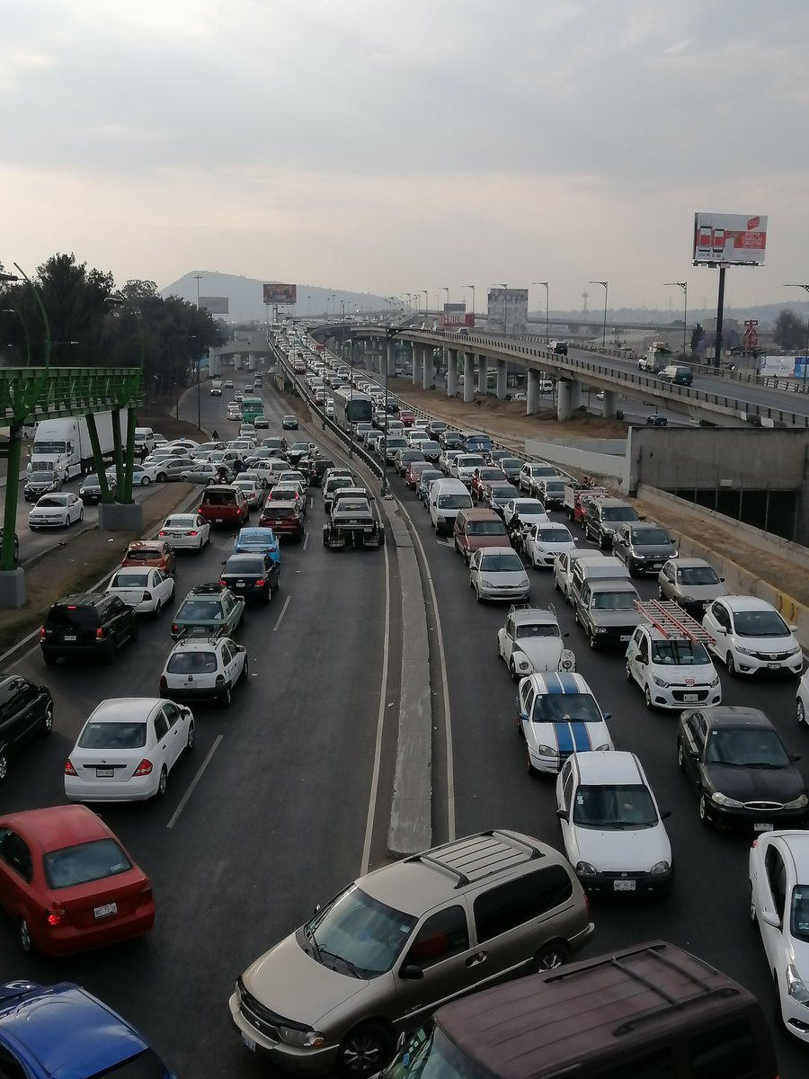 ELARNOL's tweet photo. @GN_Carreteras #FelizDomingo ya  liberaron el paso vehicular en la Ignacio Zaragoza estaba cerrado, y en la carretera México Puebla estaba prácticamente detenido el tráfico. https://t.co/UpefqJWHsz